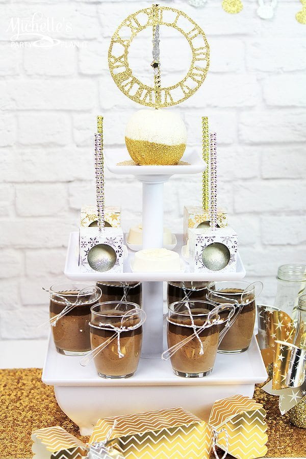 6 Spectacular Tips for Creating a Sparkly Silver and Gold New Year's Table