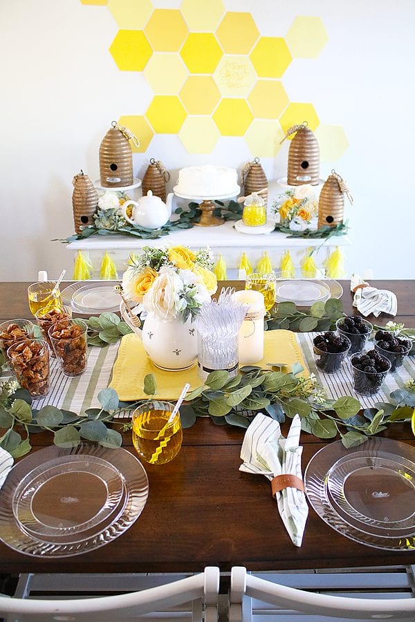 Charming Mother-To-Bee Baby Shower {Vintage Style} // Hostess with the  Mostess®