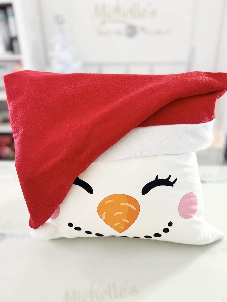 https://michellespartyplanit.com/wp-content/uploads/2022/11/christmas-pillow-diy.png